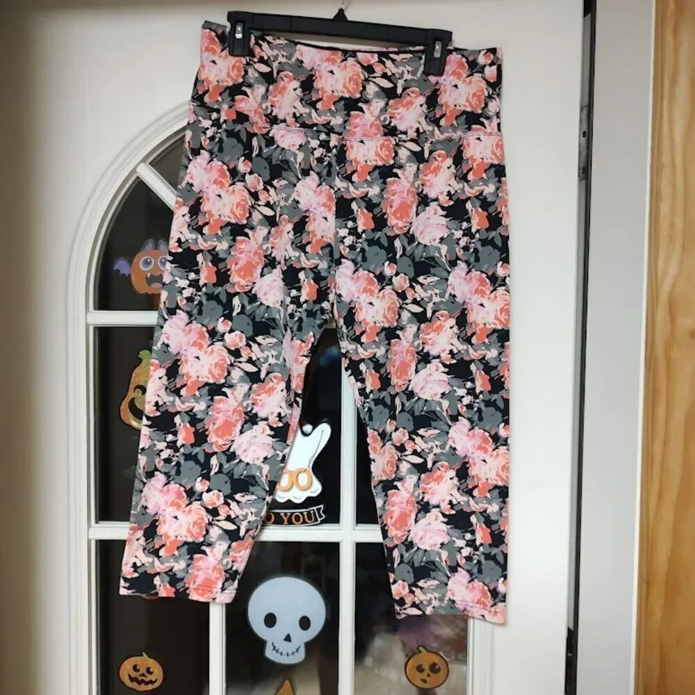 NWOT Casablanca Black Flowered Cropped Hi Rise Leggings Size Women's L